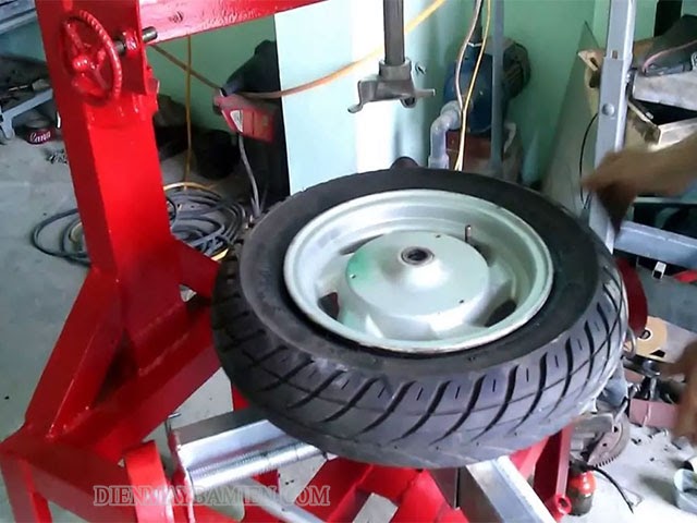Hướng dẫn sử dụng máy ra vào lốp xe đúng chuẩn nhất