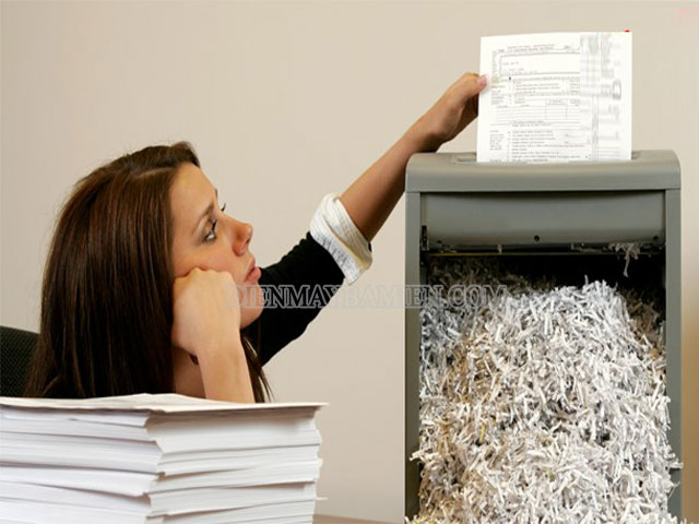 Thùng chứa tài liệu bị đầy có thể là nguyên nhân chính dẫn đến việc máy huỷ giấy bị kẹt
