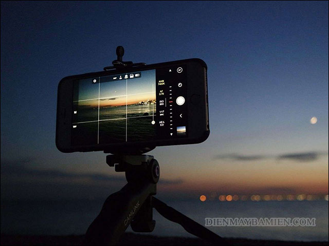 Sử dụng chân máy ảnh khi chụp siêu trăng bằng điện thoại